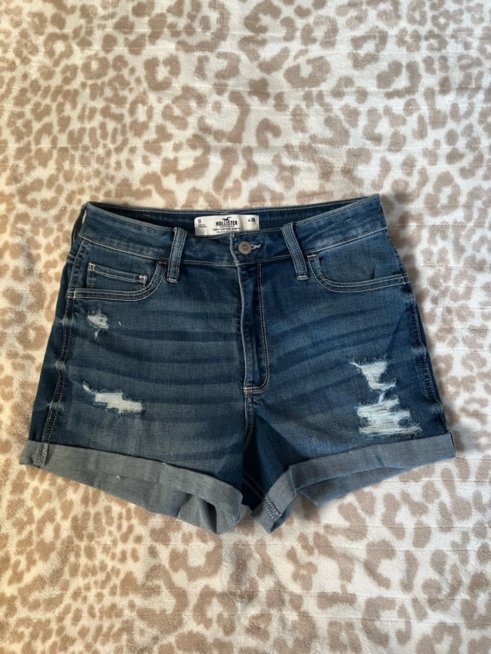 Hollister Distressed Curvy High-Rise 3” Denim Shorts, size 11